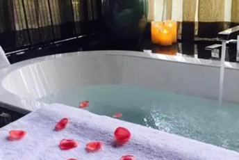 北京石景山水疗池中的失重冥想：当身体学会漂浮